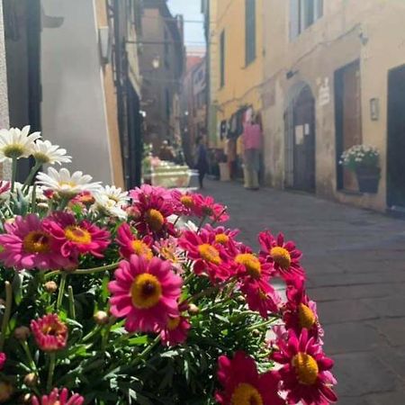 La Casa Sulla Piazzetta Apartment Albenga Bagian luar foto